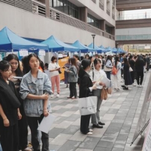 这场招聘会带来600多个岗位进高校 养老服务行业人才需求量大